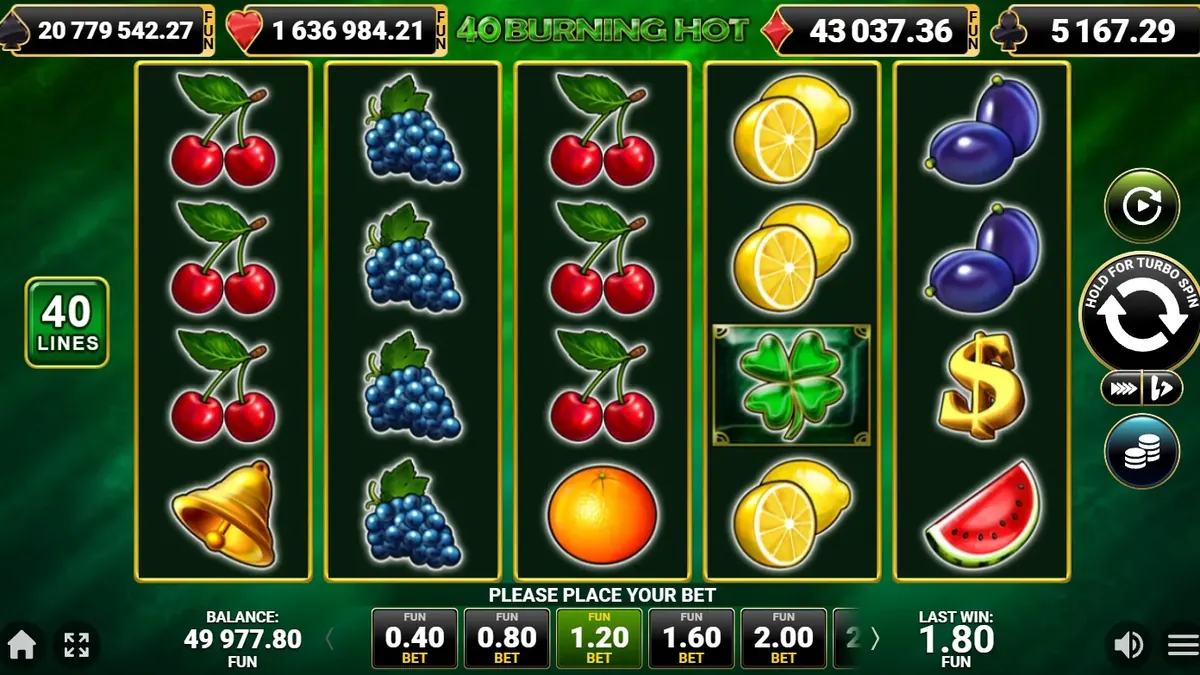 Основната игра на 40 Burning Hot со Clover Wild на четвртиот валјак и четири џекпот мерачи